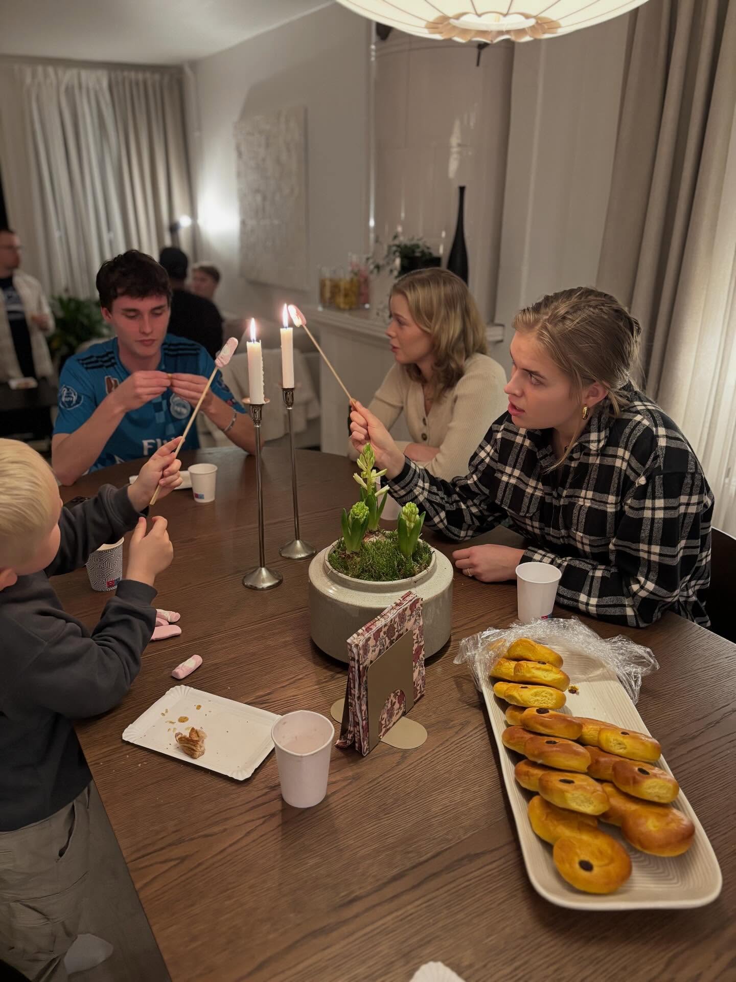 Förra lördagen tjuvstartade vi med lussekatter och skumtomtar… Härligt häng hos Marcus och Amilia 🤗 Vi ses nu på lördag hemma hos Hanna och Lucas. Mer info under ”This week” 🙌