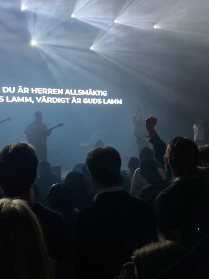 Falukyrkan House på @jesusconference 🙌
ONELINERS🔥
”Preach always, and if necessary use words”
“He might do what you are not able to do, but he expects you to do what you can do”
“Vi lever i välsignelsen av tidigare generationers böner”
”Låt Jesus inte bara vara din frälsare, utan även din mästare”
THE WORD🔥
”Gå därför ut och gör alla folk till lärjungar! Döp dem i Faderns och Sonens och den helige Andes namn och lär dem att hålla allt vad jag har befallt er. Och se, jag är med er alla dagar intill tidens slut.””
Matteusevangeliet 28:19-20 
